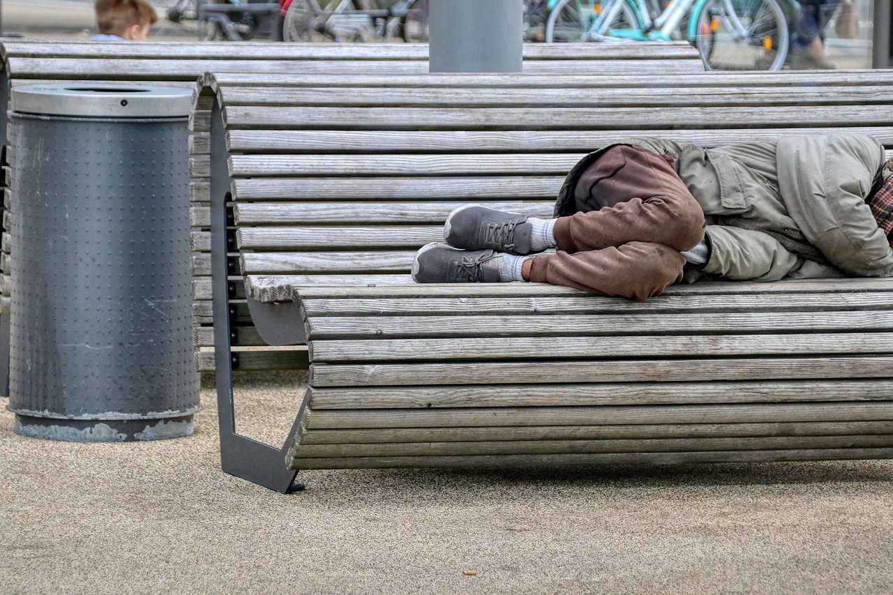 Bokrok mögött, padon fekve – hajléktalanhelyzet Vácon