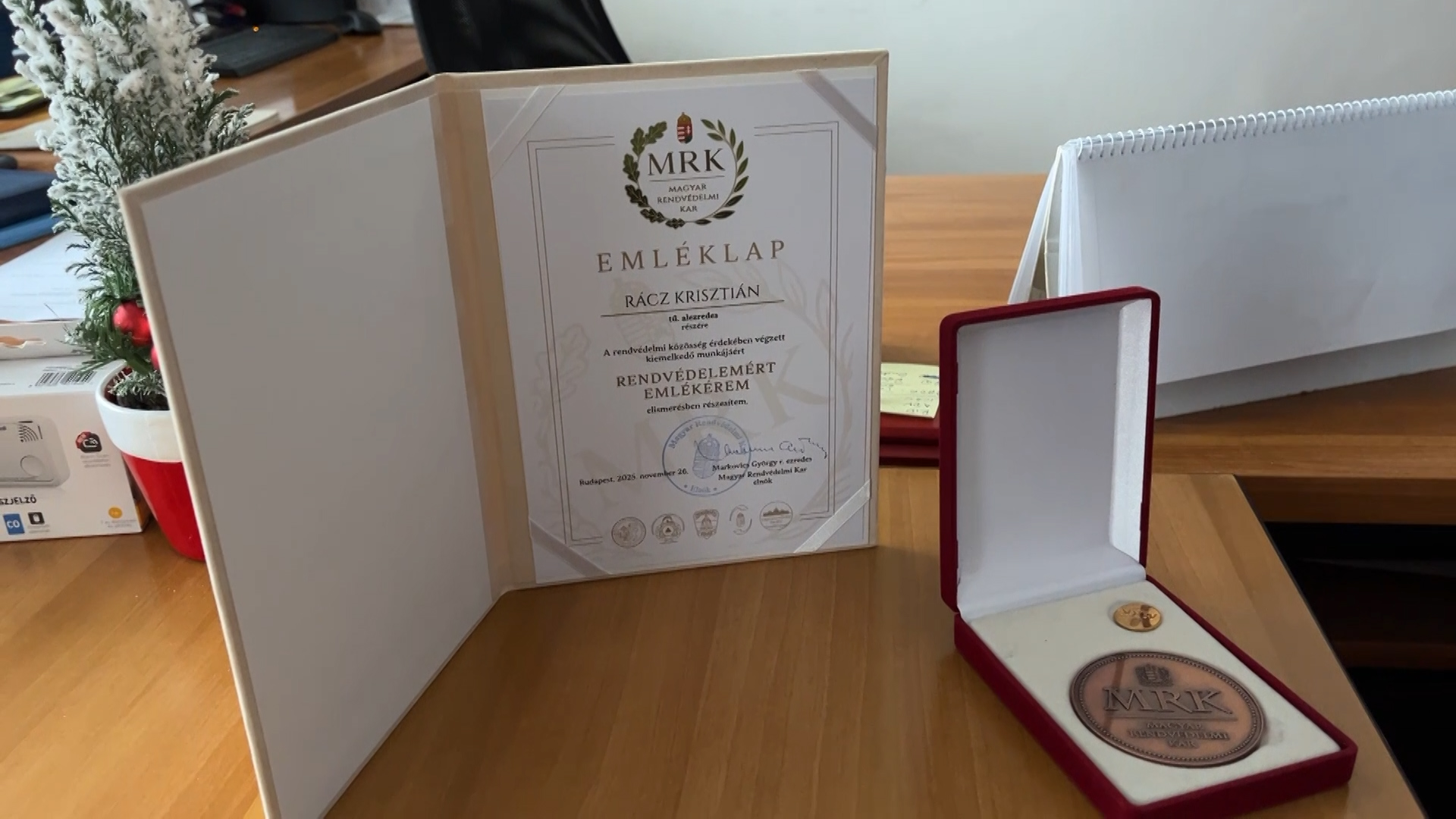 Rendvédelemért Emlékéremmel ismerték el a váci tűzoltóság vezetőjét