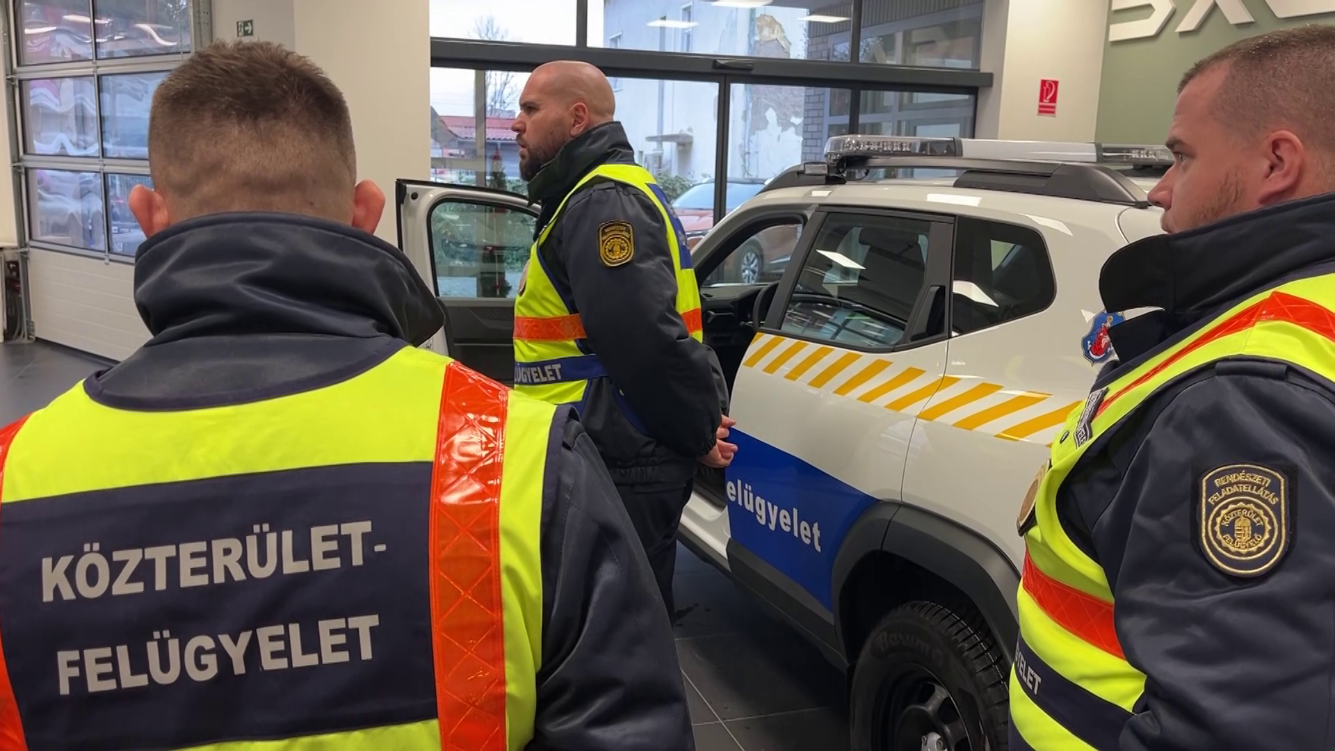 Átvették új gépjárművüket a váci közterület-ellenőrök