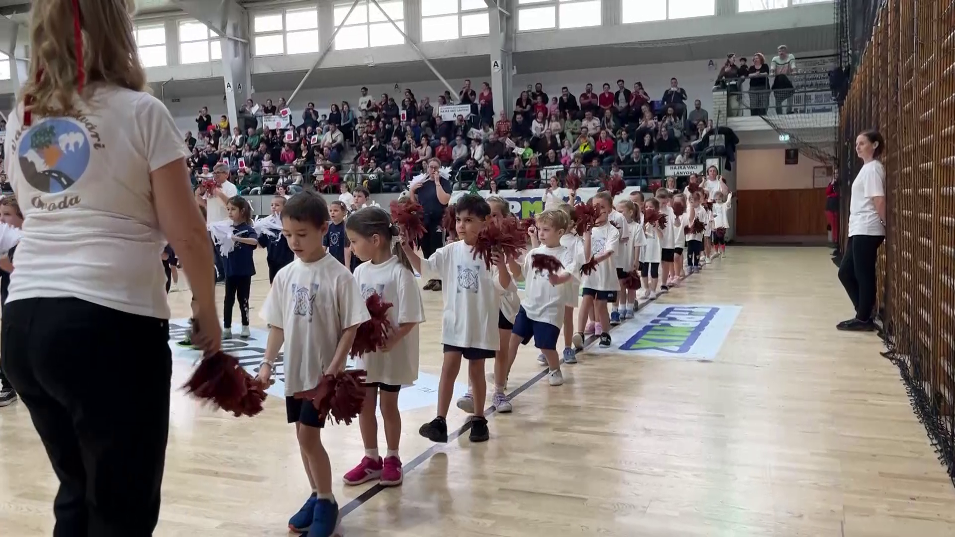 A vízben és a szárazföldön is várták a gyerekek a Mikulást