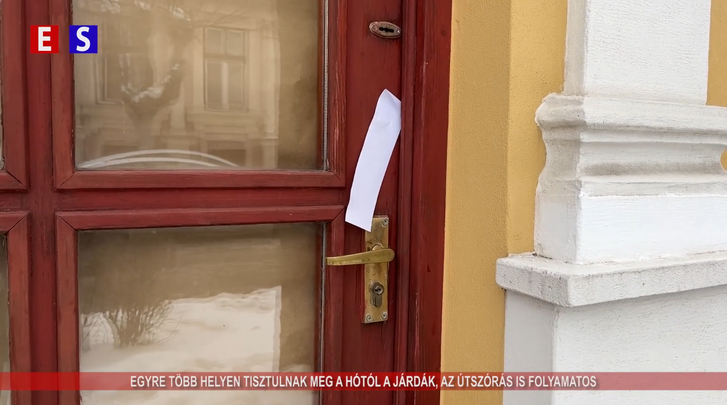 Egyre több helyen tisztulnak meg a hótól a járdák, az útszórás is folyamatos