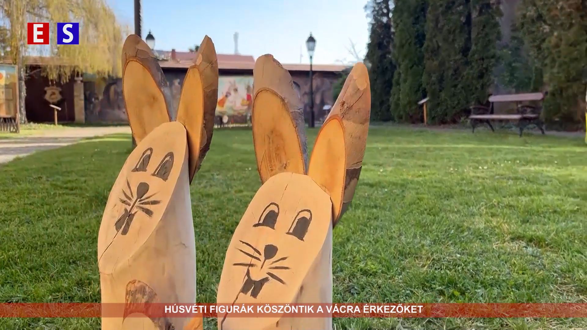Húsvéti figurák köszöntik a Vácra érkezőket