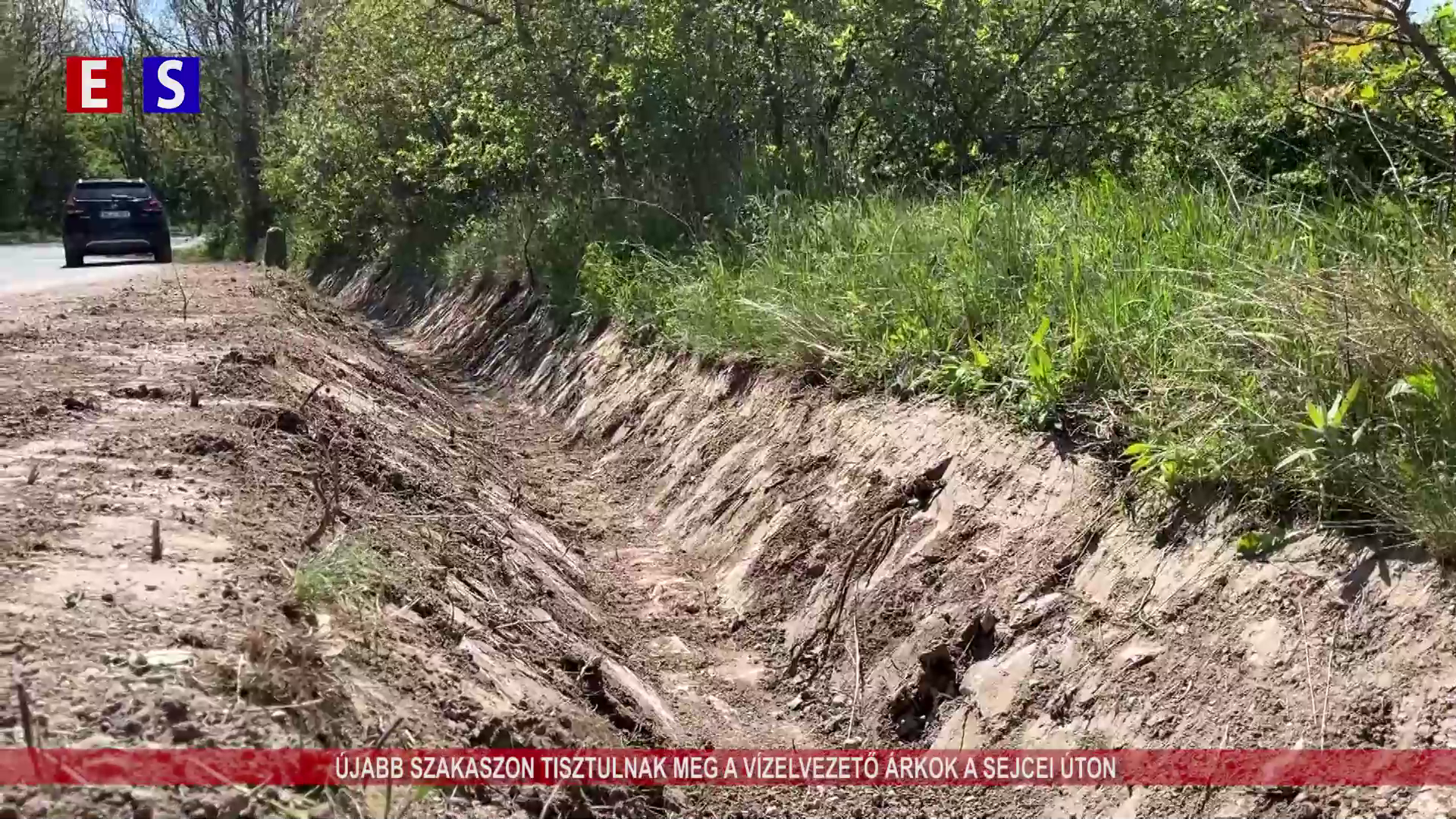 Újabb szakaszon tisztulnak meg a vízelvezető árkok a Sejcei úton