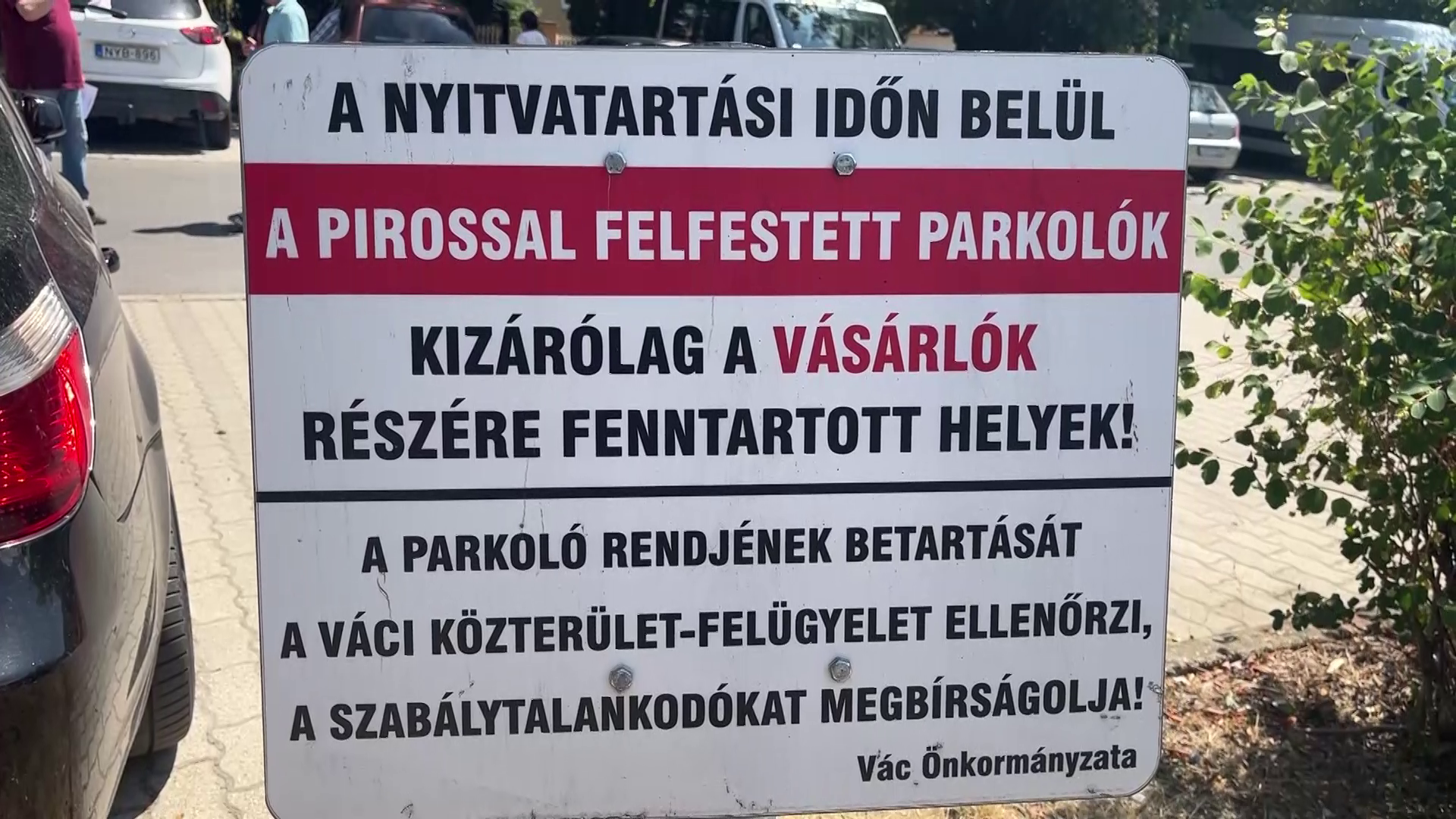 A parkolási rend betartását kérik a deákvári élelmiszeráruház előtt
